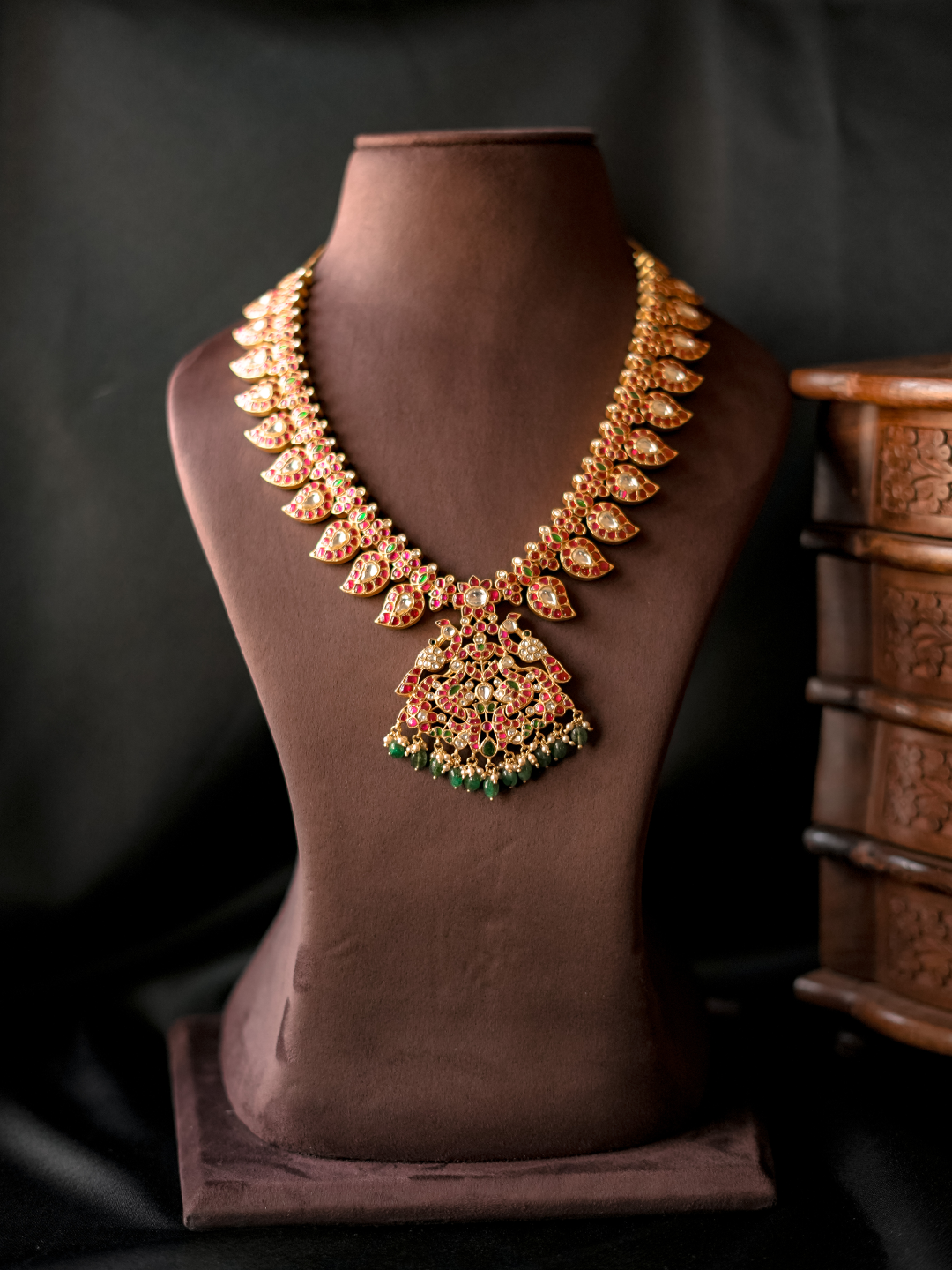 VAIDURYA NECKPIECE - NVD37